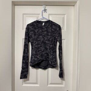 Lululemon close to crossing long sleeve size 4 euc